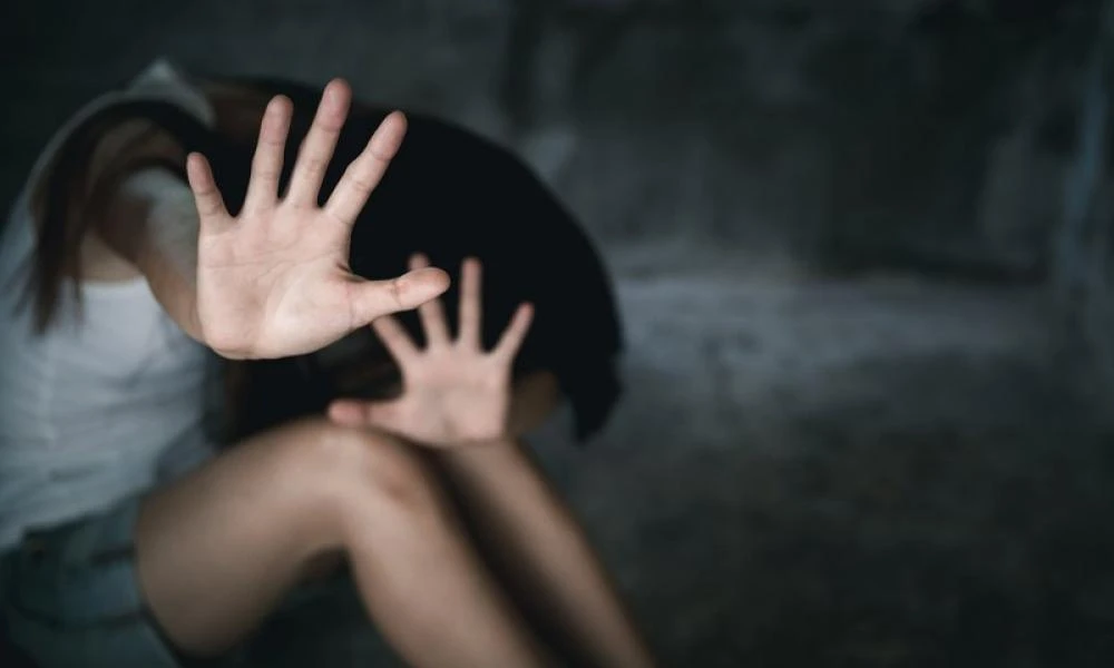 Γυναίκα στο Βόλο υπερασπίστηκε τον κακοποιητή της και λιποθύμησε όταν πήρε τον δρόμο για τη φυλακή